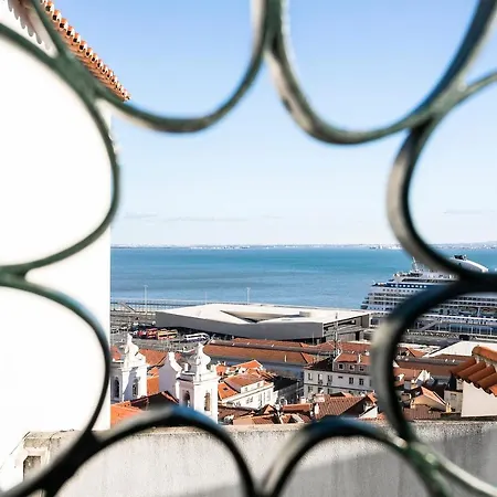 Апартаменти Cosy Alfama Hideout - With Rooftop Terrace