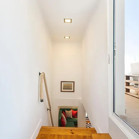 Апартаменти Cosy Alfama Hideout - With Rooftop Terrace
